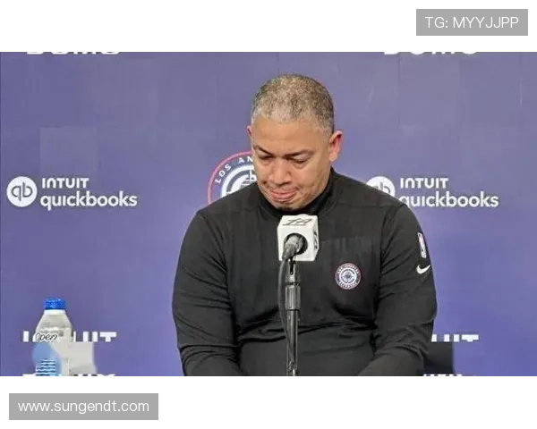 快船关键时刻小范指挥战术泰伦卢在场边无奈围观愤怒表情引热议