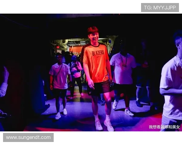 解说：尽管常规赛中杨瀚森面临挑战但我依然看好他的未来表现